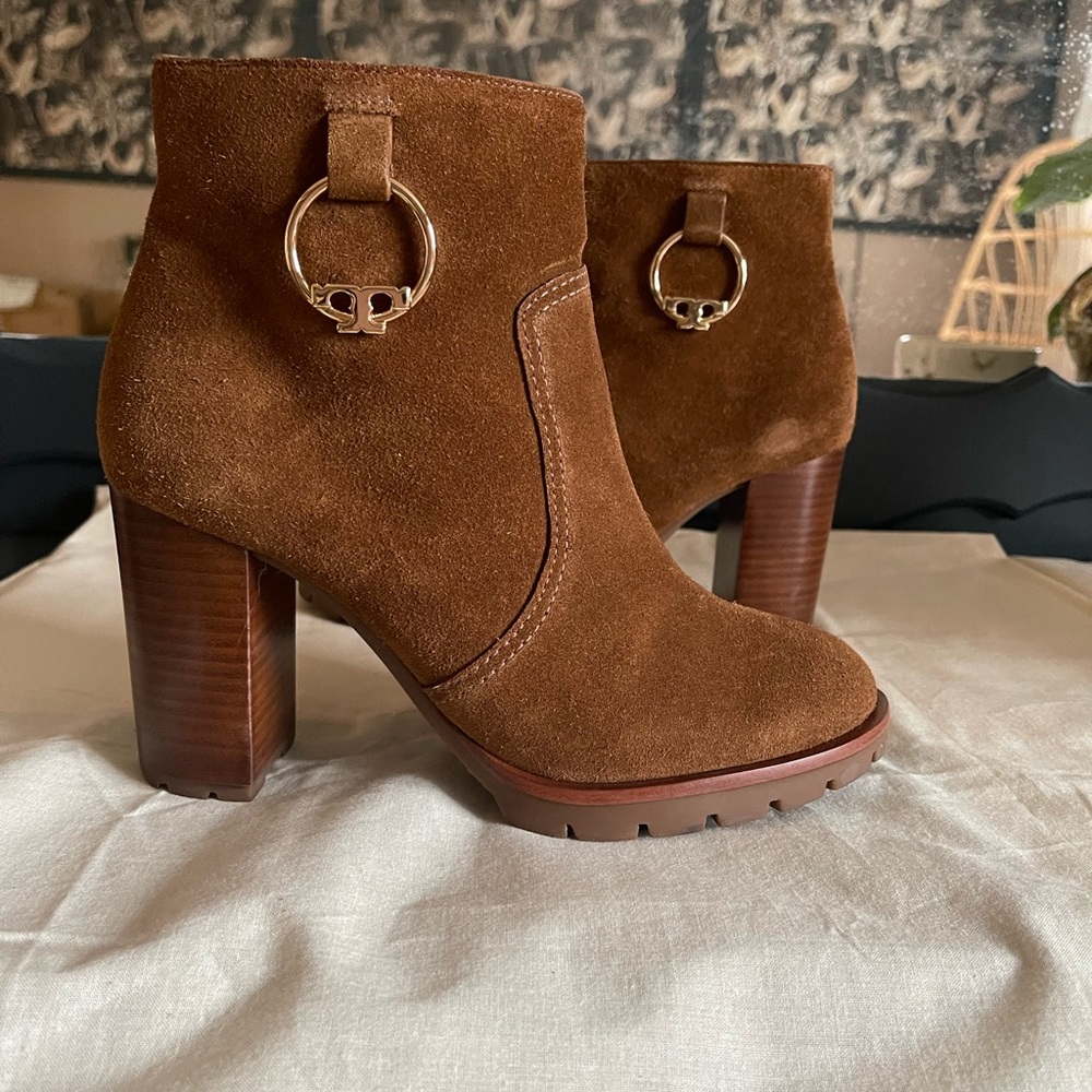 Tory Burch Sofia Logo Ring Booties Size 6.5. Mat Suede $250